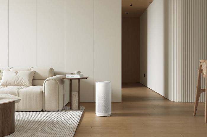 Modern bir oturma odasında LG hava temizleyici ve minimalist mobilyalar.