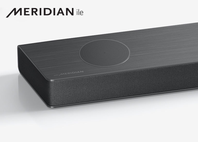 Bir ürünün sol alt köşesinde Meridian logosu bulunan LG Soundbar'ın sol taraftan yakından görünümü.