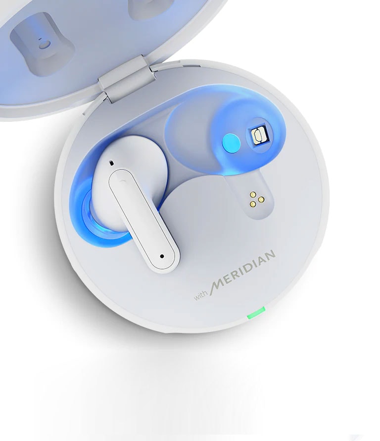 Kutu açıkken Tone Free üründe mavi UV aydınlatması açıktır ve "UVnano Bakterilerin �,9'unu Ortadan Kaldırır" ifadesi aşağıda vurgulanmıştır.