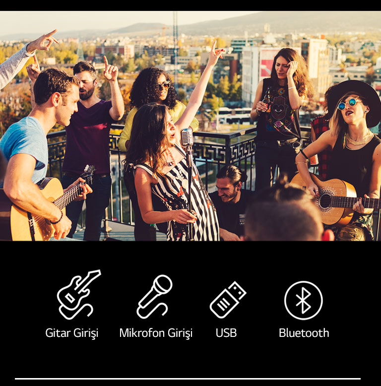 LG XBOOM XL7T ile akustik konser keyfi yaşayan insanlar. Resmin altında gitarlar vardır