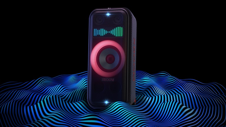 LG XBOOM XL7S sonsuz alanda durur. Kırmızı woofer ışığı ve ikili parti ışığı açıktır. Hoparlörün üzerinde ses ekolayzeri gösterilir. Hoparlörün altından çıkan ses dalgaları derin bas gücünü vurgular.