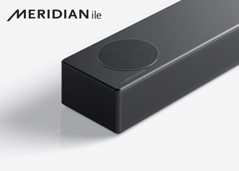 Bir ürünün sol alt köşesinde Meridian logosu bulunan LG Soundbar'ın sol taraftan yakından görünümü.
