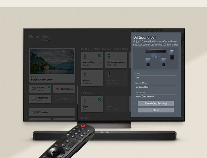 LG Uzaktan Kumanda altında LG Soundbar bulunan bir LG TV’ye işaret ediyor. LG TV ekranda WOW Arayüzü menüsünü gösteriyor.