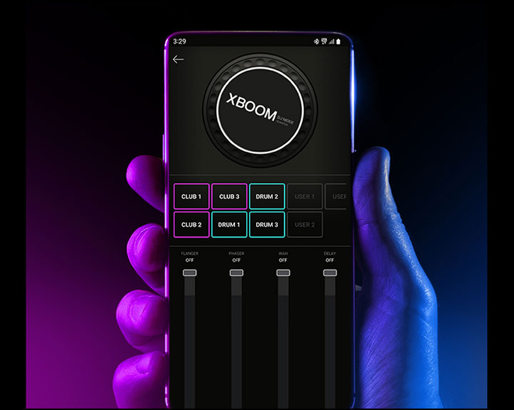 Akıllı telefon tutan bir el görüntüsü. Telefon ekranında DJ uygulaması görüntüleniyor.