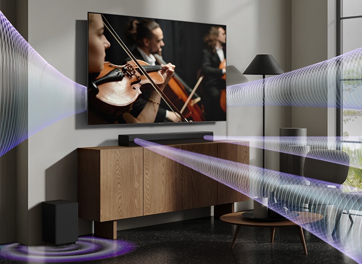 Duvara monte edilmiş LG TV’de keman konseri var. Sanal ses efekti, LG TV ve LG Soundbar S30A’dan eş zamanlı yayılarak WOW Orkestra’nın nasıl oluşturulduğunu gösteriyor.