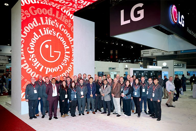 Şikago’da gerçekleştirilen AHR EXPO Fuarı’na katılan ve fotoğraf için poz veren bir grup LG çalışanı.