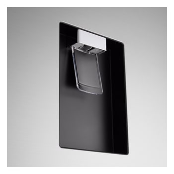 Su/ice dispenser’ın detaylı yakın planı