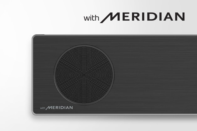 Sol alt köşesinde Meridian logosu bulunan LG Soundbar'ın sol taraftan yakın görünümü. Ürünün üzerinde daha büyük Meridian logosu.