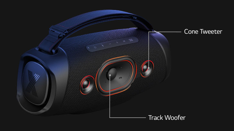 LG XBOOM Go XG8T'nin çapraz görünümü, track tipi woofer ve kubbe şeklinde tweeter'ı gösterir.