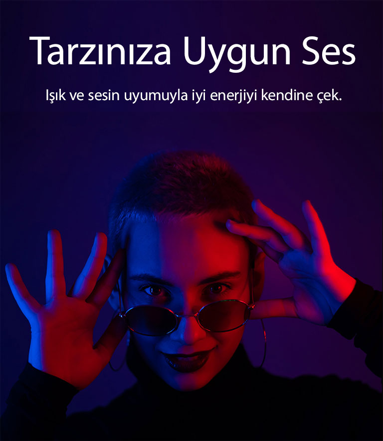 Canlı ışıkta poz veren kadın.