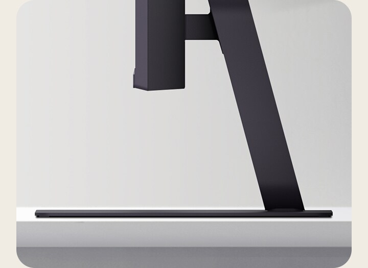 Masanın üzerinde LG UltraGear monitör standının yandan görünümü.	