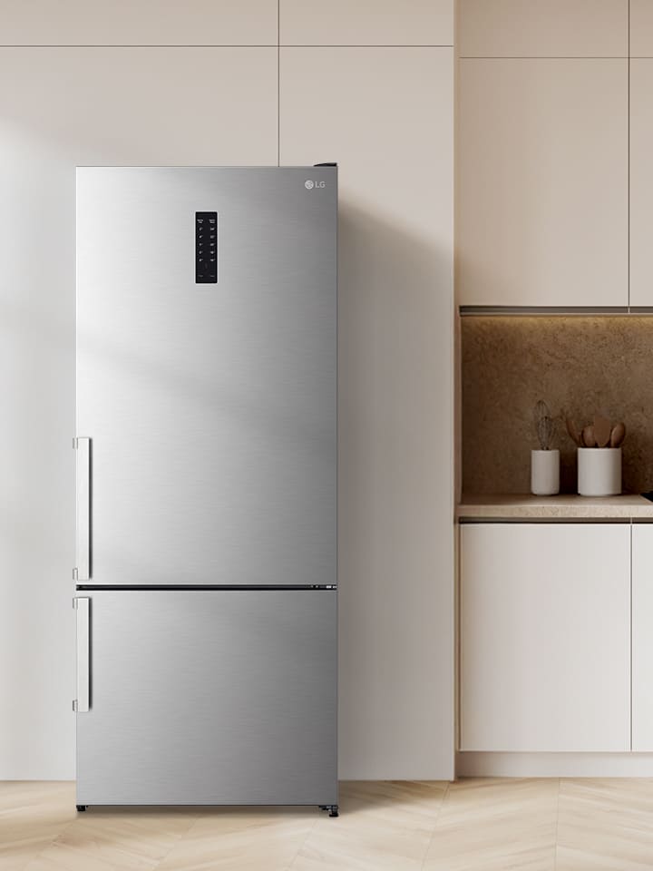 LG alttan donduruculu buzdolabının mutfakta bir görünümü.