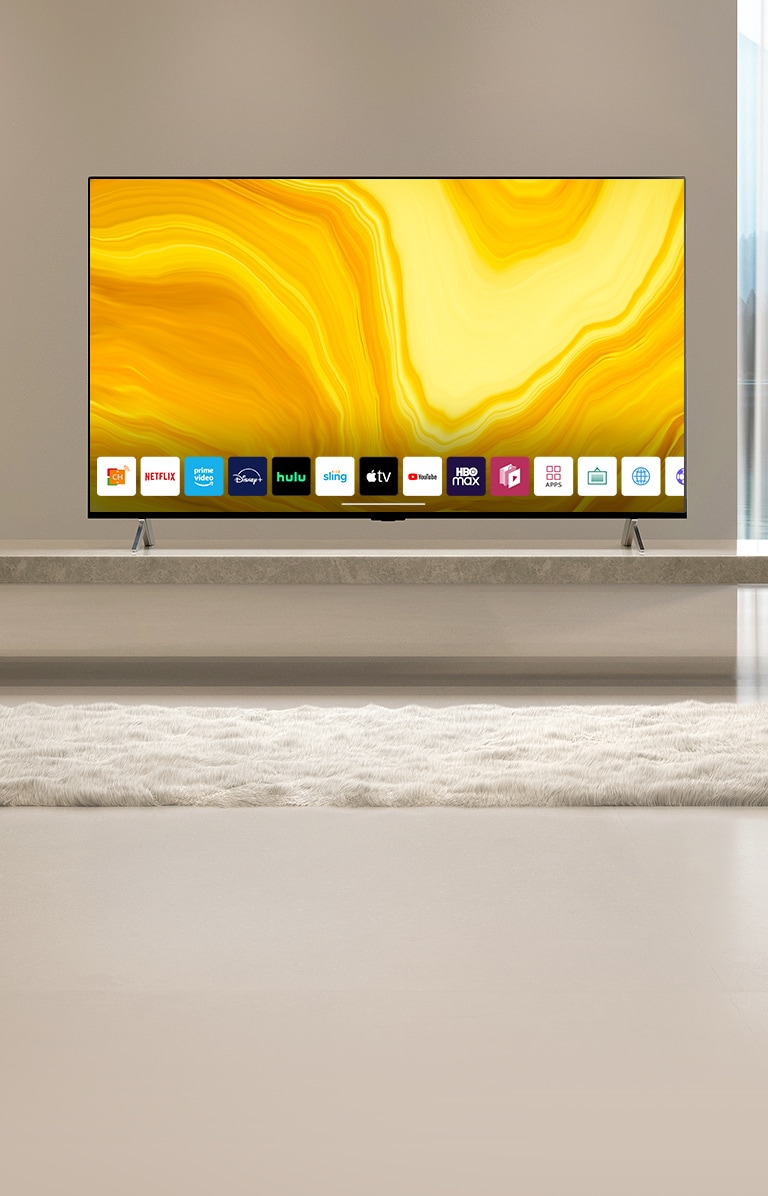 Aşağı kaydırılan LG QNED ana ekranının grafik kullanıcı arabirimlerinin bir listesi gösterilir. Sahne, sarı oturma odasına yerleştirilmiş TV'yi gösterecek şekilde değişir.