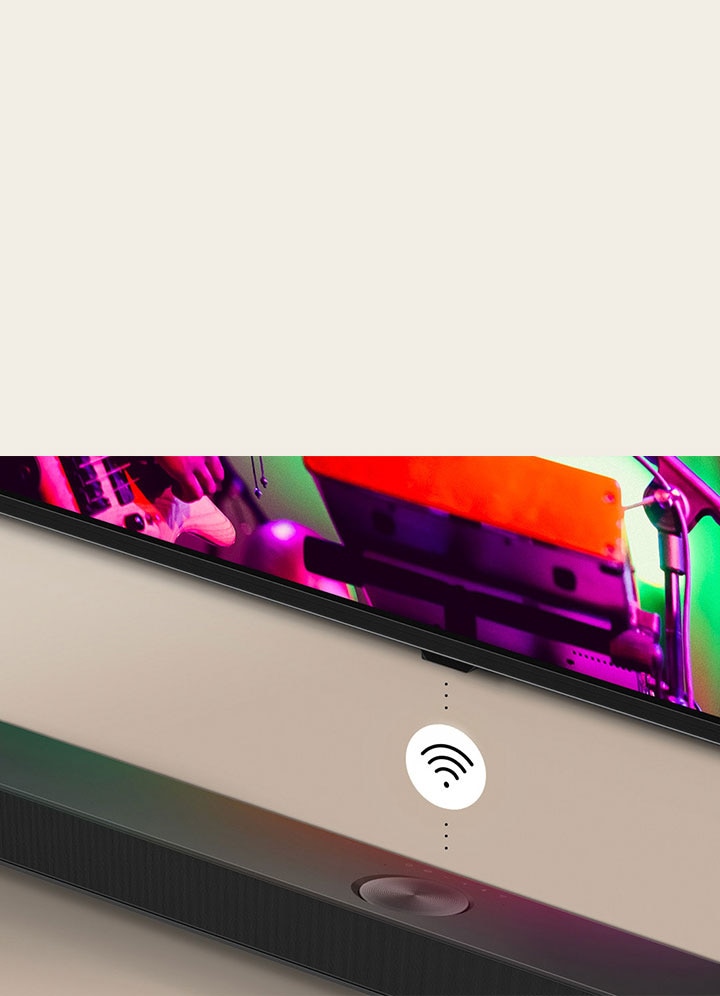 Duvara monteli LG TV ve LG Soundbar. Ortada beyaz bir Wi-Fi sembolü grafiği yer alıyor.