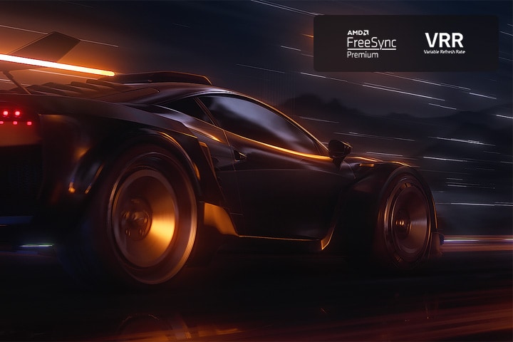 Yarış oyununda hızlı giden bir arabayı gösteren bulanık bir sahne. Sahne geliştirilir ve ortaya pürüzsüz ve net bir hareket çıkar. Sağ üst köşede FreeSync Premium logo ve VRR logo.