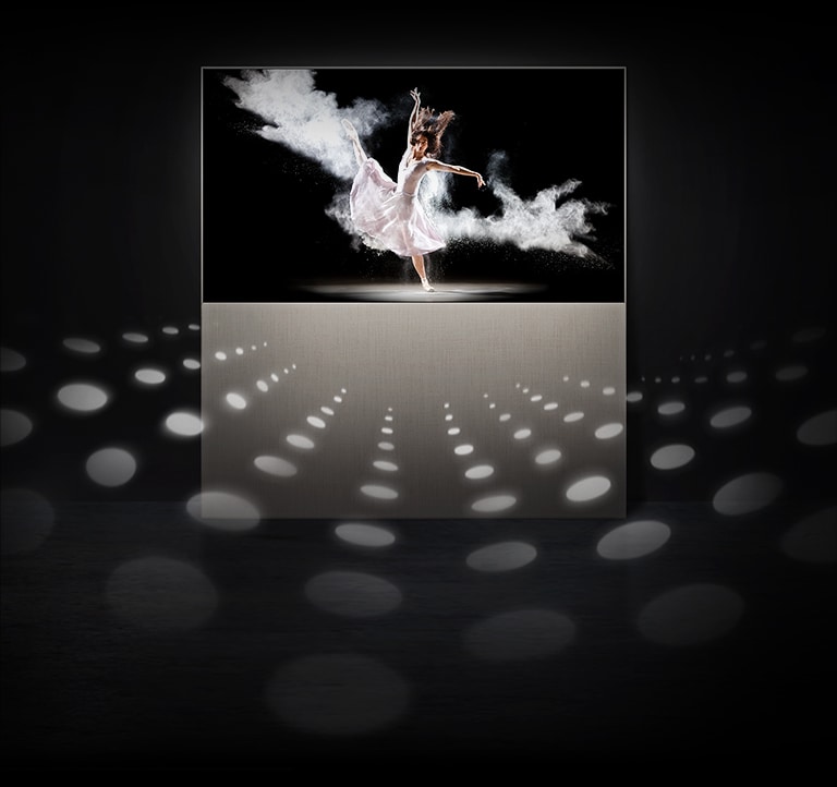 Ekranda bir balerinin bulunduğu EASEL Tam Görünümde görülür. Sesin odayı dolduracak kadar güçlü olduğunu göstermek için ses notlarını temsil eden daireler TV'den yayılır.
