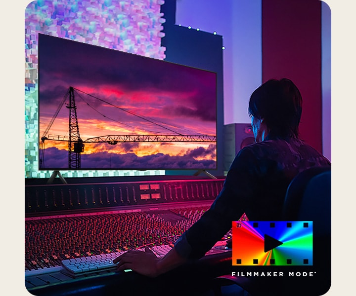 Karanlık bir kurgu stüdyosundaki bir adam ekranında günbatımı görüntüsü yer alan LG TV’ye bakıyor. Görüntünün sağ alt kısmında FILMMAKER Modu logosu yer alıyor.