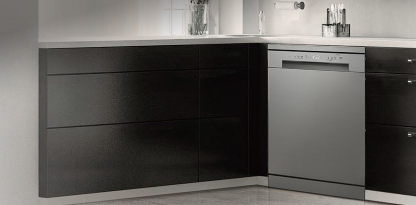 Mutfakta kurulmuş minimal tasarımlı bir bulaşık makinesi.