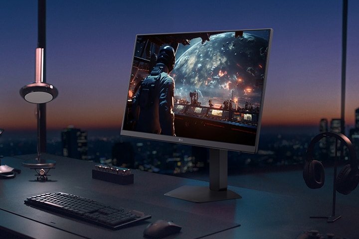 Ekranda fütüristik bir yarış sahnesi gösteren UltraGear™ 27g440a oyun monitörünün önden ve arkadan görünümü.