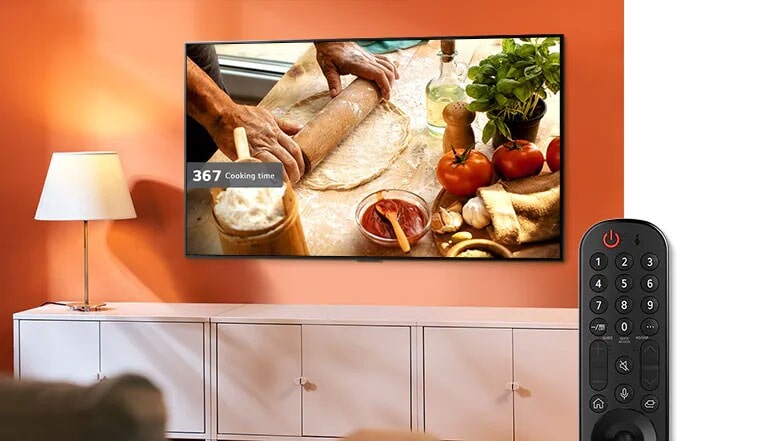 Sesli komut düğmesi etkinleştirilip ev yapımı pizza tarifi bulma komutu verdiğinde, TV bir pizza yapım videosu sunar. (videoyu oynatın)