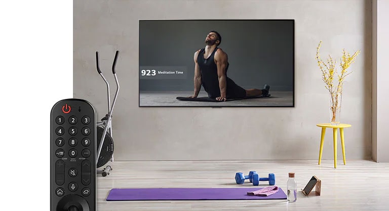 Sesli komut düğmesi etkinleştirilip yoga videosu bulma komutu verildiğinde, TV çeşitli yoga videoları önerir ve bir adamın yoga yaptığı bir videoyu seçer. (videoyu oynatın)