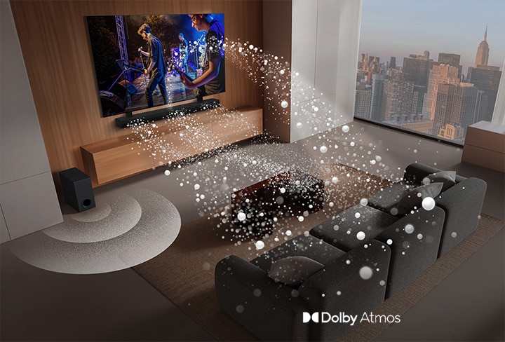 LG Soundbar、LG TV、後置揚聲器和重低音喇叭在摩天大樓的客廳中，播放著音樂表演。由水滴組成的白色聲波從 soundbar 射出，環繞著沙發。底部的重低音喇叭正在產生聲音效果。 Dolby Atmos 標誌 DTS X 標誌