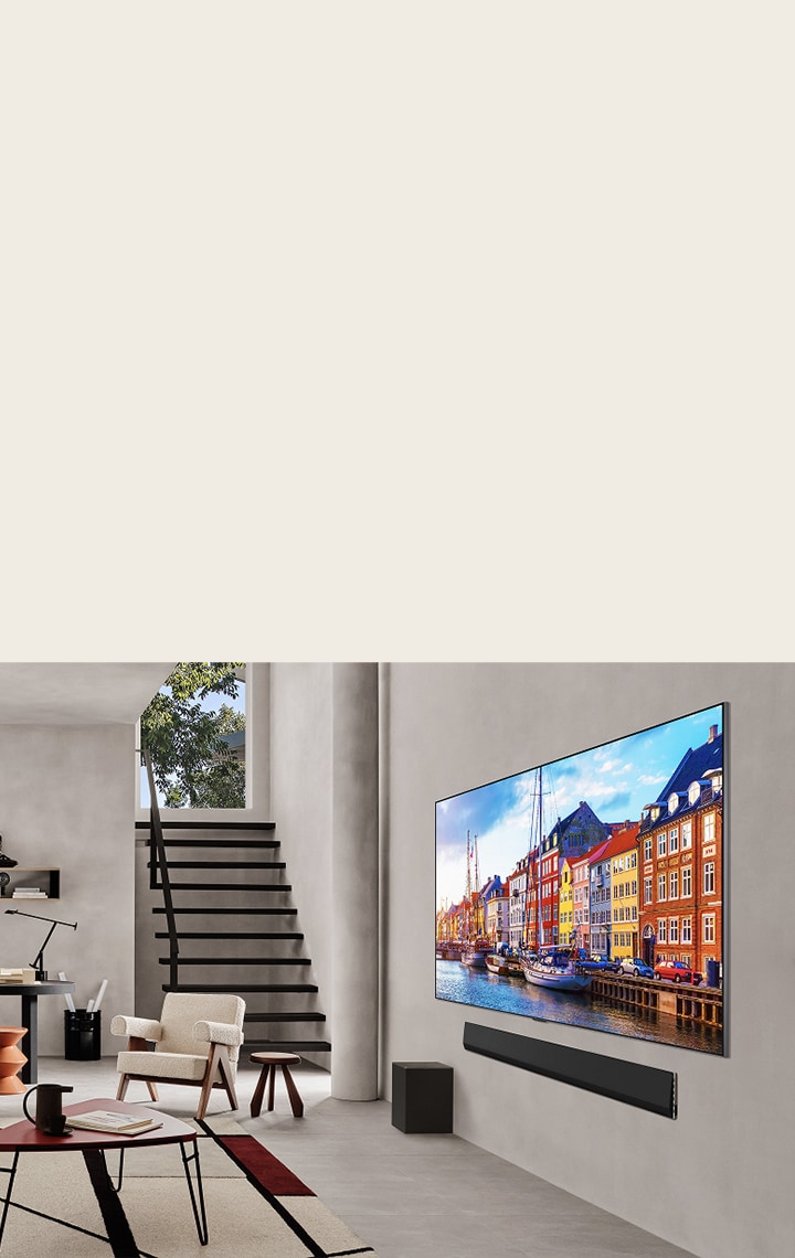 客廳中有壁掛式安裝的 LG TV 和 LG Soundbar。
