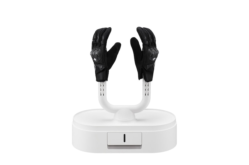 黑色手套放置在打開的烘物箱