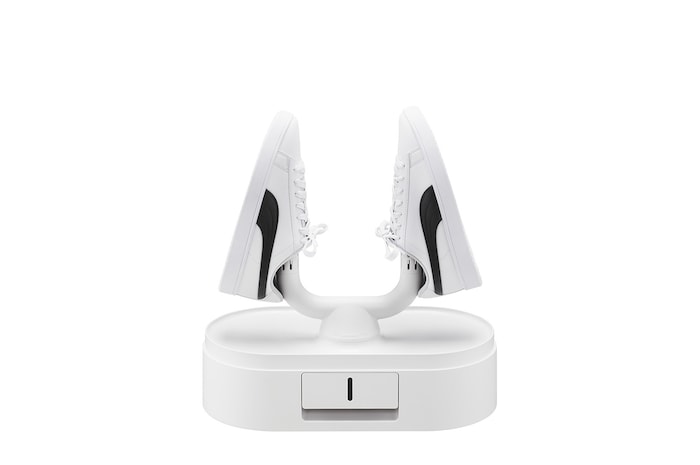 白底鞋放置在打開的烘物箱