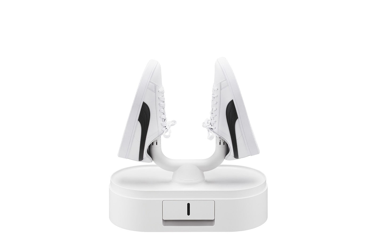 白底鞋放置在打開的烘物箱