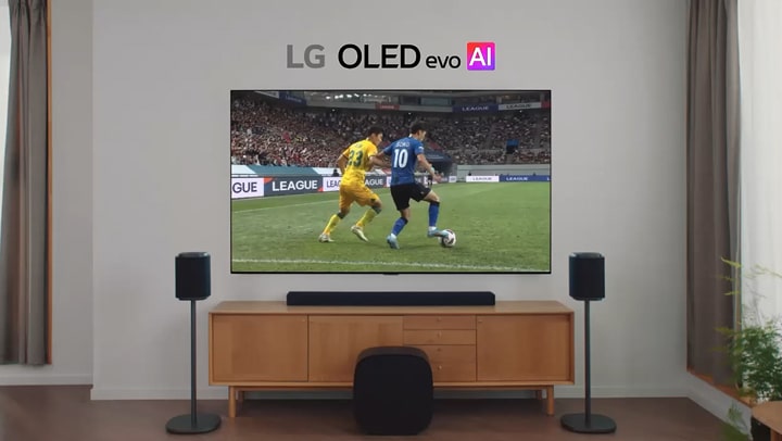 叡恩在客廳中與 LG 產品一同享受休憩時光