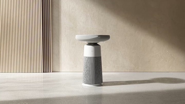 LG Aerospeaker 放置在陽光明媚的明亮房間的圖片。