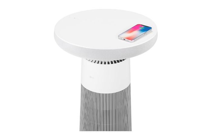 展示智慧型手機在頂部充電的 LG PuriCare™ Aerospeaker 斜角視圖