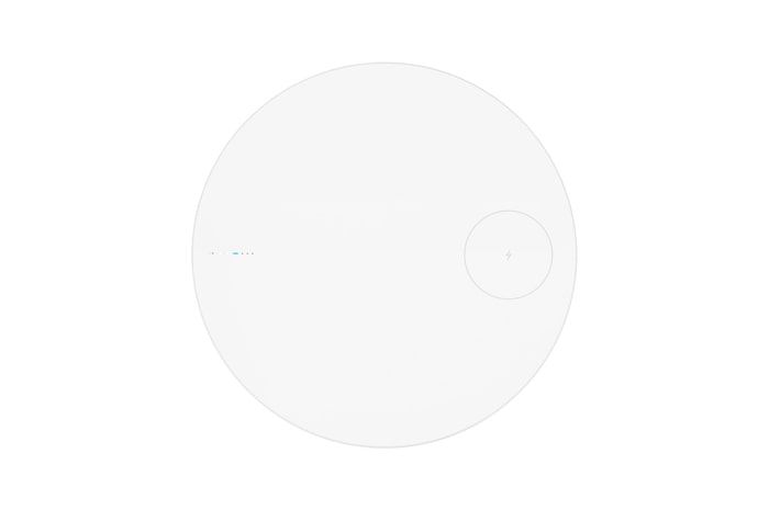 帶充電區域的 LG PuriCare™ Aerospeaker 頂部面板斜角透視圖