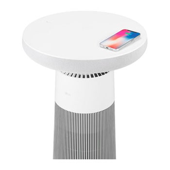 展示智慧型手機在頂部充電的 LG PuriCare™ Aerospeaker 斜角視圖