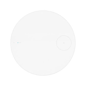 帶充電區域的 LG PuriCare™ Aerospeaker 頂部面板斜角透視圖