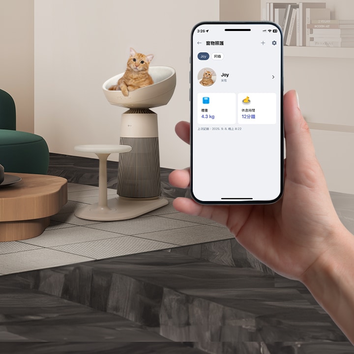 圖片中有一隻貓咪坐在客廳沙發旁的空氣清淨機座椅上，畫面同時顯示可追蹤體重和休息時間的寵物照護應用程式	