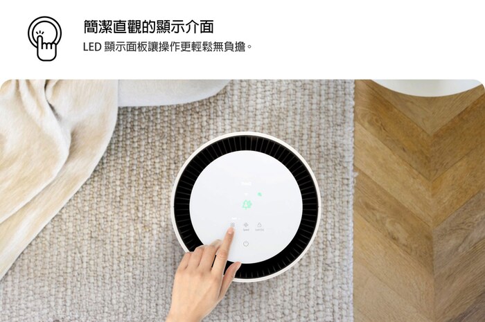 LG PuriCare 空氣清淨機的俯視圖，使用者的手與顯示屏互動，螢幕上顯示著設定圖示。內容如下：「方便簡單：透過簡潔的顯示屏，體驗輕鬆的控制。」