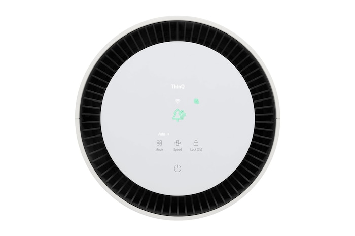 LG 空氣清淨機頂部顯示屏特寫，空氣品質指示燈亮起