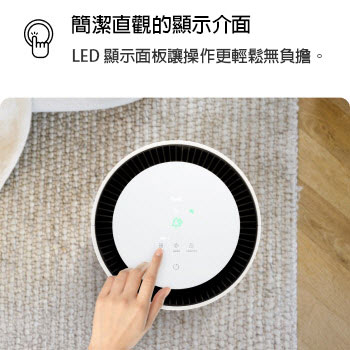LG PuriCare 空氣清淨機的俯視圖，使用者的手與顯示屏互動，螢幕上顯示著設定圖示。內容如下：「方便簡單：透過簡潔的顯示屏，體驗輕鬆的控制。」