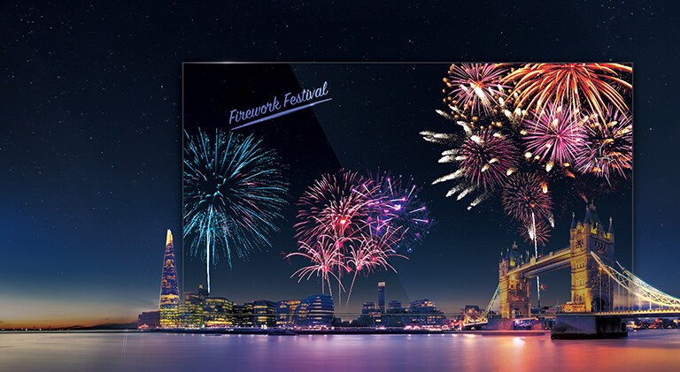 LG 透明 OLED 顯示器生動呈現煙火場景，讓螢幕更顯豐富多彩，與背後的實際夜景相輔相成。