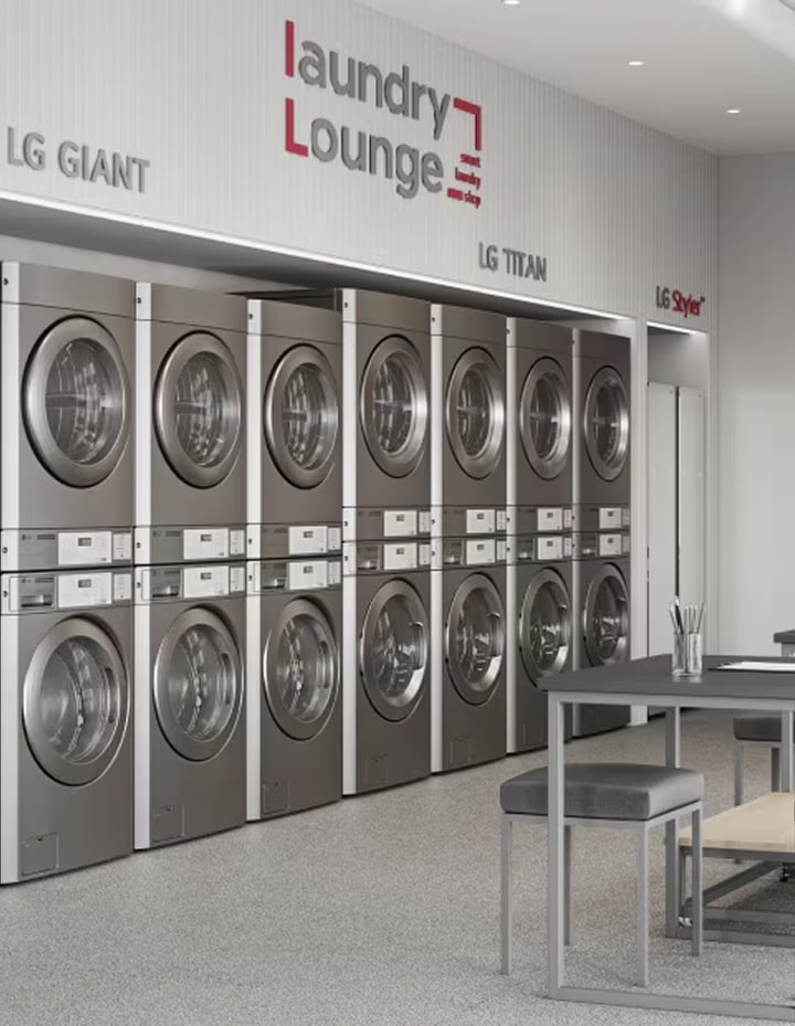 在優質自助洗衣店空間內的疊放式 LG Giant 和 LG Titan 商用洗衣機側面視圖