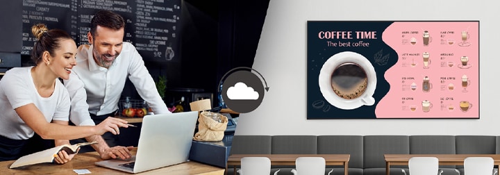 咖啡館經理正在使用內容管理軟體建立菜單，這些菜單將顯示在安裝於咖啡館牆上的顯示器上。