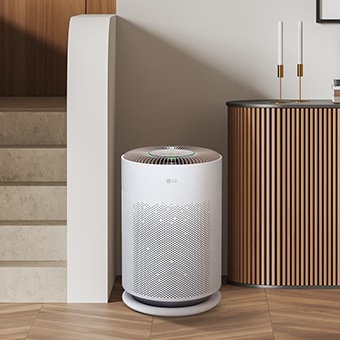 PuriCare 空氣清淨機放在樓梯和抽屜之間。