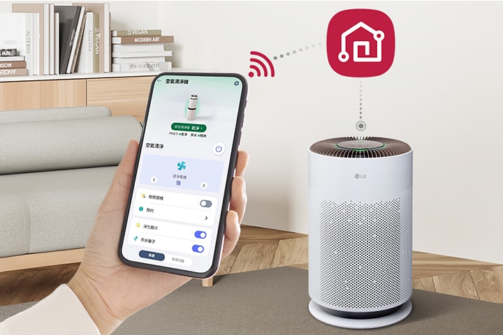 一隻手拿著手機，手機左邊顯示 LG ThinQ 應用程式的螢幕，右邊顯示 LG ThinQ 的標誌，下面有台 Puricare 空氣清淨機連接到手機。