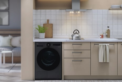 影片展示安裝在各種現代住家室內空間的黑色 LG 乾衣解決方案設備。