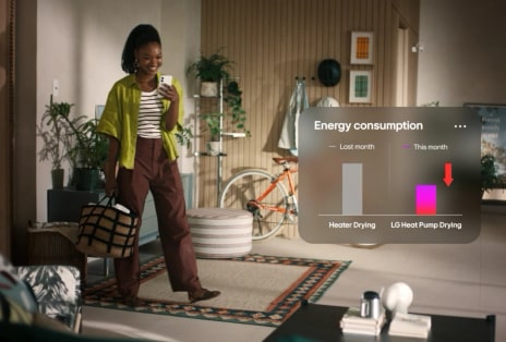 影片展示穿著黃色襯衫的女士看著手機微笑,手機上的圖表顯示能耗降低。