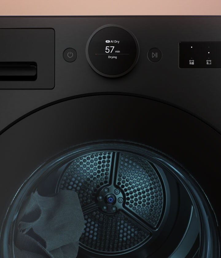 影片顯示 LG 乾衣機配備智慧變頻馬達和熱泵系統,在內部循環利用空氣,有效烘乾衣物。