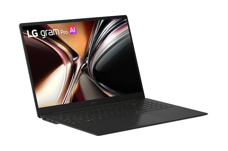 畫面呈現 LG gram Pro 筆電的斜角俯視圖，正在運行專業級影片剪輯軟體。鍵盤下方的雙散熱風扇釋放藍色氣流視覺效果，展示高效能作業時所提供的強勁散熱表現。