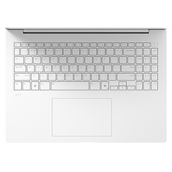 畫面呈現 LG gram Pro 筆電的斜角俯視圖，展現銀色金屬飾面。畫面聚焦於纖薄機身設計與細緻的上蓋飾面，頂部面板中央顯示著 gram 標誌，展現簡約精緻的外觀風格。